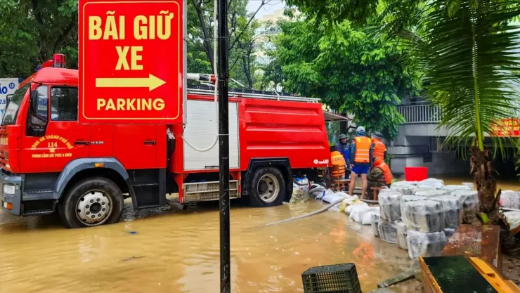 Những ngày qua, lực lượng chức năng tổ chức hút nước tại các hầm gửi xe.