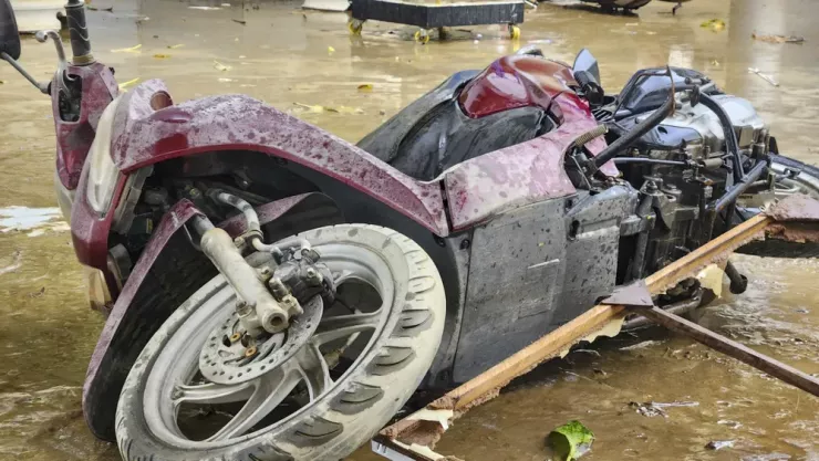 Trong nhiều cơ quan, trụ sở xe máy cũng bị bùn đất bao vây.