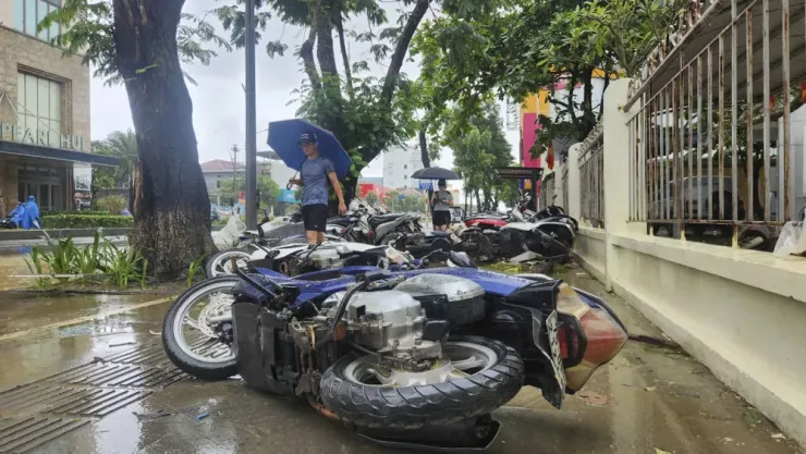 Theo người dân, do nước lũ về dâng cao và chảy xiết khiến những chiếc xe máy bị đổ nghiêng ngả.