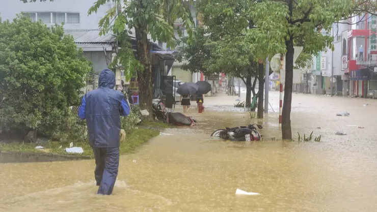 Đi tìm lại chiếc xe của mình, anh Hoàng Văn Quốc (32 tuổi, ở phường An Cựu) cho biết trong sáng 27-10, khi đang đi làm thì nước lũ dâng cao, anh buộc phải bỏ xe bên lề đường để lội bộ về nhà vì lo ngại nước lũ tiếp tục lên. "Sáng nay nước rút tôi đến chỗ cũ tìm lại chiếc xe thì thấy chiếc xe đã nằm ngang bên lề đường, với đầy bùn đất" - anh Quốc nói.