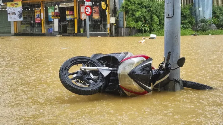 Chiếc xe ngả nghiêng, ngập trong nước lũ.