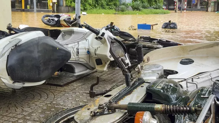 Những chiếc xe nằm ngả nghiêng trên đường.