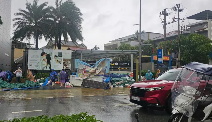 Một hầm giữ xe khác đang được triển khai hút nước.