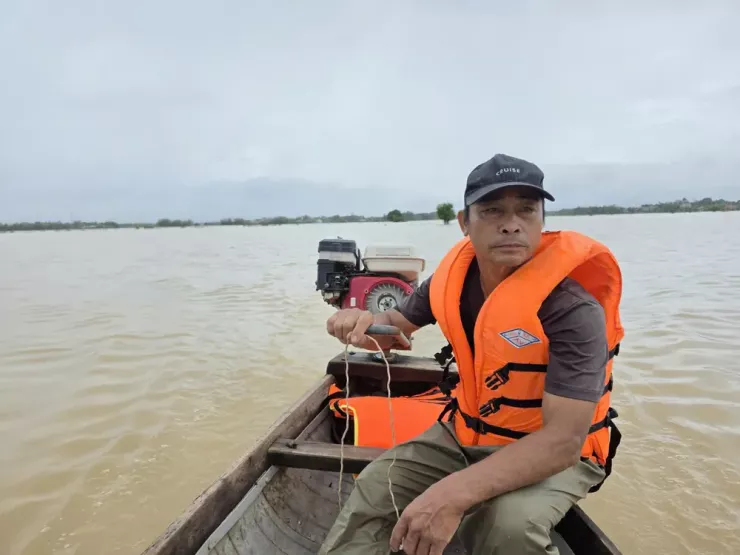 Ông Đào Văn Lưu chưa thể về nhà hỗ trợ gia đình vì đang đi tiếp tế lương thực cho người dân trong thôn. Ảnh: MINH TRƯỜNG