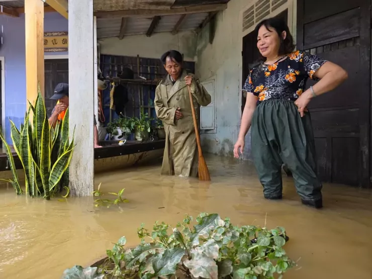 Dù nền nhà đã xây cao hơn đường rất nhiều nhưng vẫn còn ngập sâu. Ảnh: MINH TRƯỜNG