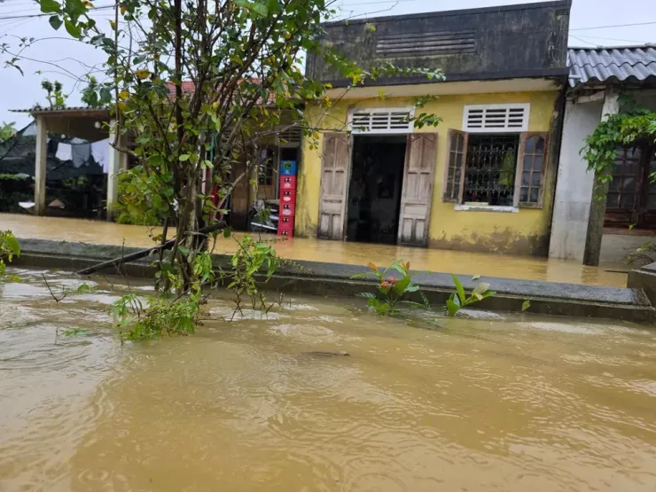 Bờ tường rào bị nước nhấn chìm. Ảnh: MINH TRƯỜNG