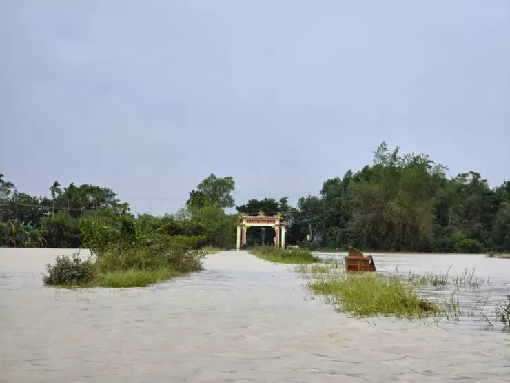 Nhiều tuyến đường vào thôn Xuân Tùy, xã Đan Điền, TP Huế vẫn còn ngập nặng. Ảnh: MINH TRƯỜNG