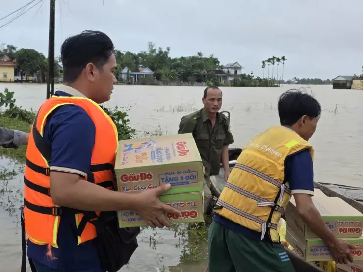 Mì tôm, nước sạch được vận chuyển vào tiếp tế bà con vùng lũ. Ảnh: MINH TRƯỜNG