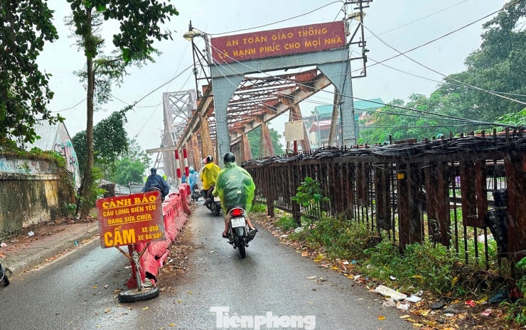 Sáng nay, sau khi hàng rào được dỡ bỏ, nhiều xe máy và xe thô sơ đã lưu thông bình thường qua cầu Long Biên hướng Long Biên - Hoàn Kiếm.