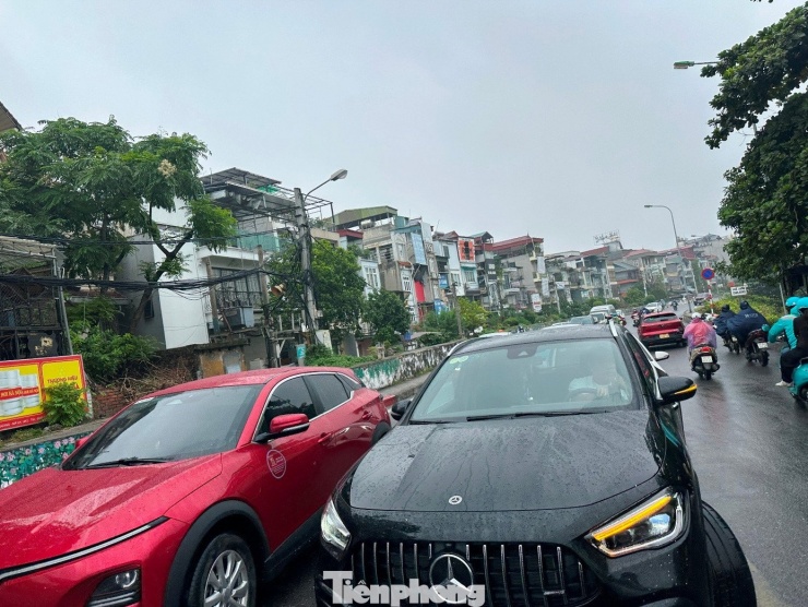 Trong sáng sớm nay, ùn tắc vẫn xảy ra trên đê Long Biên đoạn từ cầu Long Biên dẫn ra cầu Chương Dương.