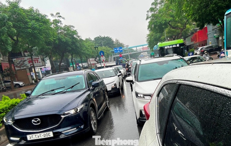 Tuyến đường Nguyễn Văn Cừ hướng cầu Chương Dương sáng nay cũng ùn tắc kéo dài do có nhiều xe máy từ cầu Long Biên đi sang.