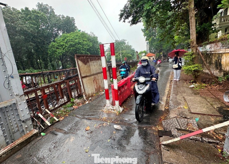 Thời điểm từ 7h30 sáng nay, khi có mặt tại đây, PV Tiền Phong ghi nhận, hàng rào tôn bịt chiều cầu Long Biên hướng Long Biên sang Hoàn Kiếm đã được tháo dỡ.