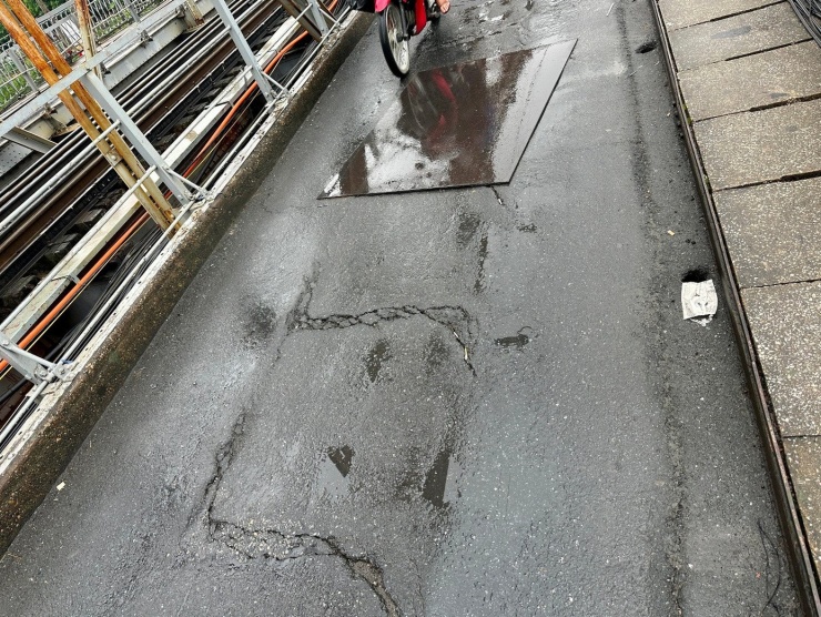 Với các vị trí hư hỏng ở mặt cầu được đơn vị thi công dùng các tấm thép tạm thời đậy lại.