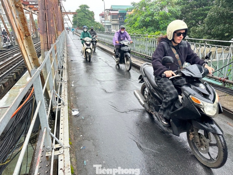 Xe máy và xe thô sơ được lưu thông bình thường.