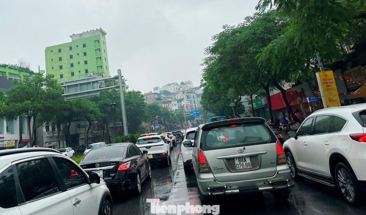 Đến gần 11h trưa nay, ùn tắc vẫn xảy ra ở đường Nguyễn Văn Cừ hướng lên cầu Long Biên.