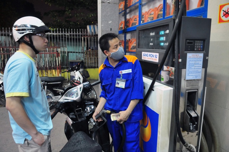 Giá xăng được điều chỉnh tăng mạnh. Ảnh: Nam Khánh