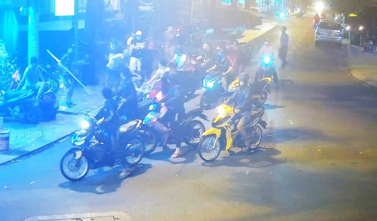 Các đối tượng sau khi gây án chuẩn bị lên xe rời đi. Ảnh C.A