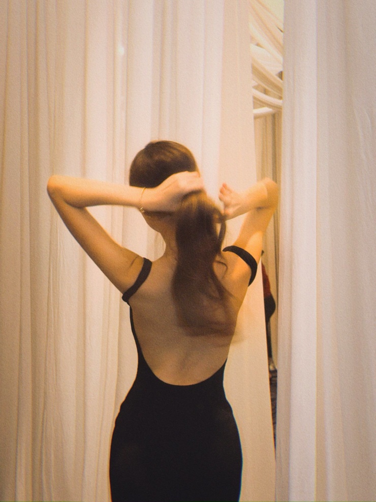 Mái tóc Bảo Ngọc xoăn nhẹ buông thả tự nhiên mang đến vẻ nữ tính, dịu dàng. Bên dưới loạt ảnh, người hâm mộ để lại bình luận khen ngợi: “Visual như nữ thần”, “Đỉnh cao của sự sang và gợi cảm”,...