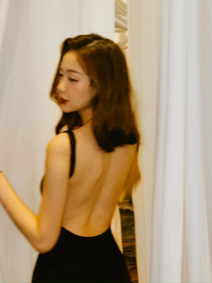 Điểm nhấn đặc biệt của trang phục mà Bảo Ngọc diện nằm ở phần lưng hở trọn, để lộ tấm lưng ong mềm mại, rãnh lưng gợi cảm khiến bao ánh nhìn không thể rời.