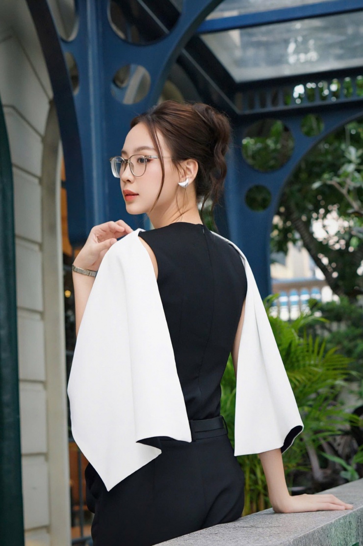 Không cần trang phục cầu kỳ hay tạo dáng quá nhiều, Lê Nguyễn Bảo Ngọc vẫn chứng minh đẳng cấp nhan sắc “không góc chết”.