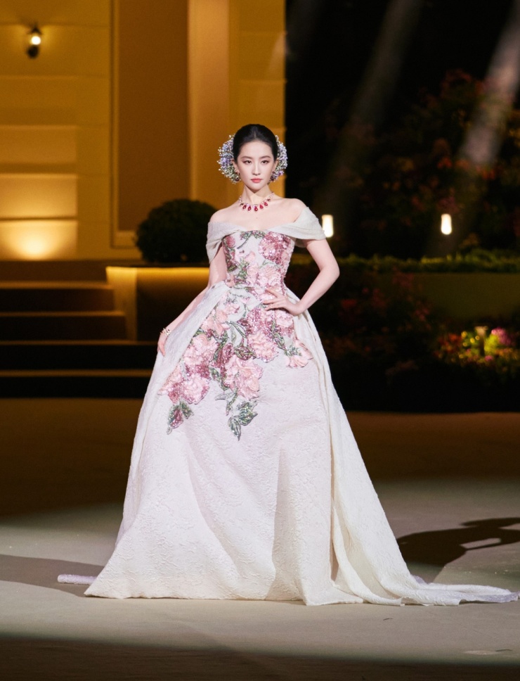 Cụm từ khóa "tóc bầu trời đầy sao Lưu Diệc Phi" vào danh sách tìm kiếm nổi bật trên các nền tảng Weibo, Red Note, thu hút hàng trăm triệu lượt xem.