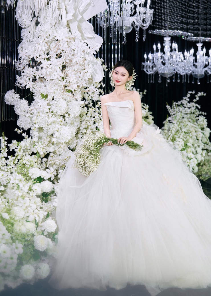 Blogger thời trang Chung Ân Kỳ cho rằng các cô gái hưởng ứng vì dễ thực hiện, nguyên liệu dễ kiếm, hơn nữa tạo được vẻ sang trọng không kém khi gắn trang sức.