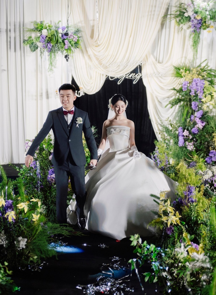 Để bắt kịp xu hướng, nhiều studio tung các gói dịch vụ chụp hình "trời đầy sao", thu hút khách hàng.