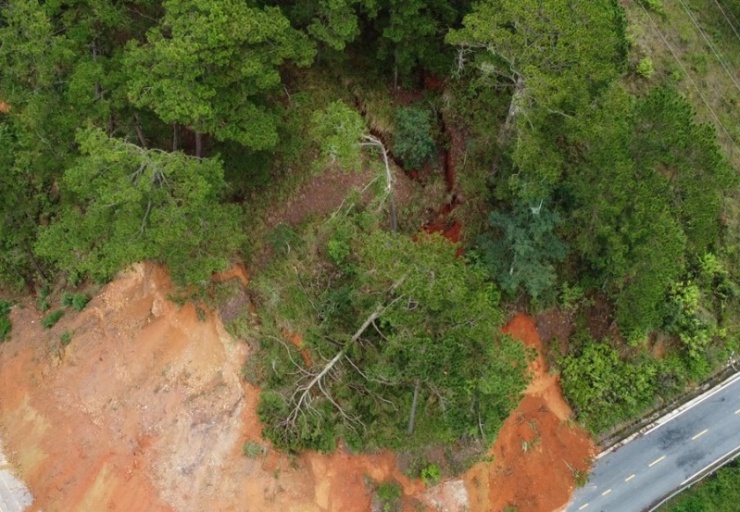 Xuất hiện nhiều vết nứt lớn trên đồi thông, phía taluy dương Quốc lộ 20.