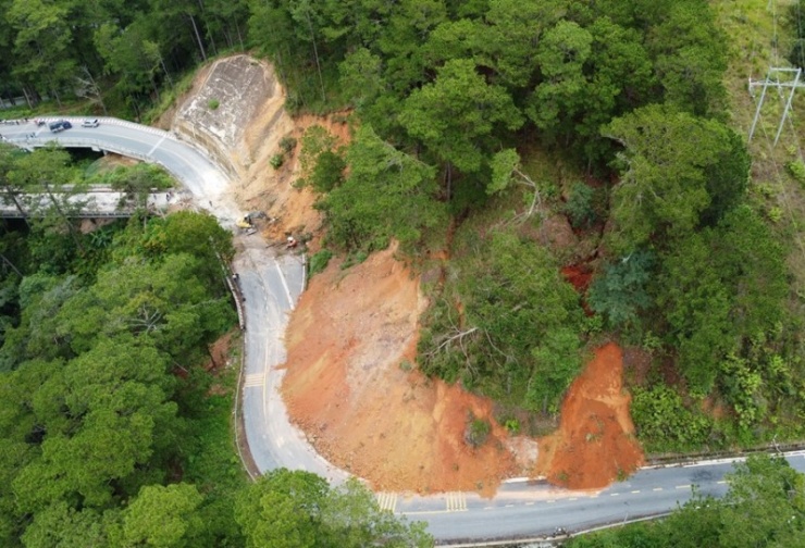 Cung trượt nứt có nguy cơ đẩy phăng xuống Quốc lộ 20.