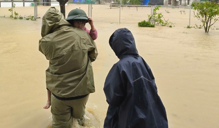 Mưa lớn, ngập sâu, phụ huynh dùng thuyền thúng, xe tải đến trường đón con - 5