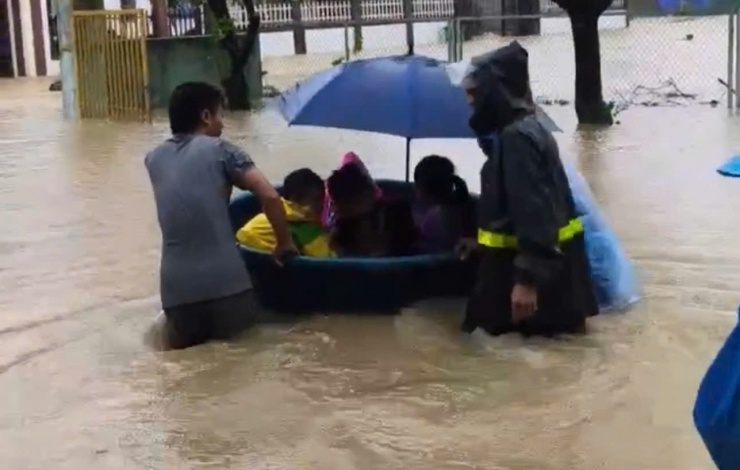 Mưa lớn, ngập sâu, phụ huynh dùng thuyền thúng, xe tải đến trường đón con - 4