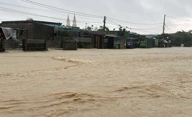 Mưa lớn, ngập sâu, phụ huynh dùng thuyền thúng, xe tải đến trường đón con - 2