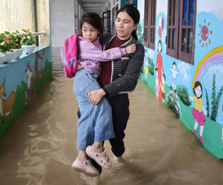 Mưa lớn, ngập sâu, phụ huynh dùng thuyền thúng, xe tải đến trường đón con - 3