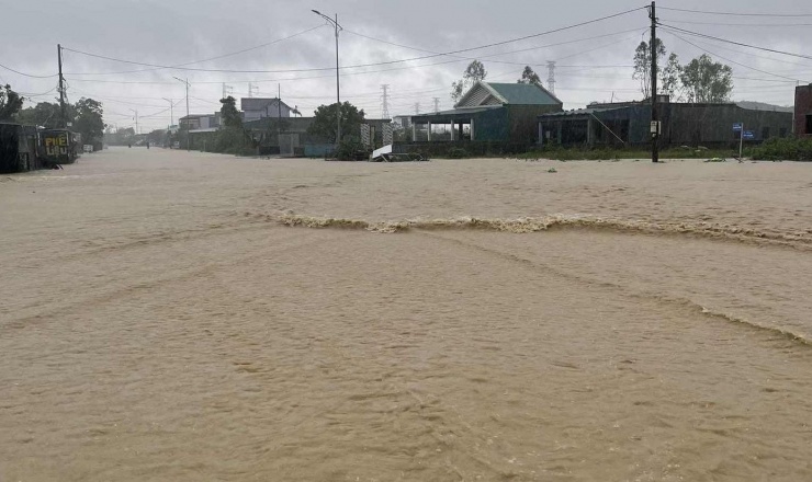 Mưa lớn, ngập sâu, phụ huynh dùng thuyền thúng, xe tải đến trường đón con - 1