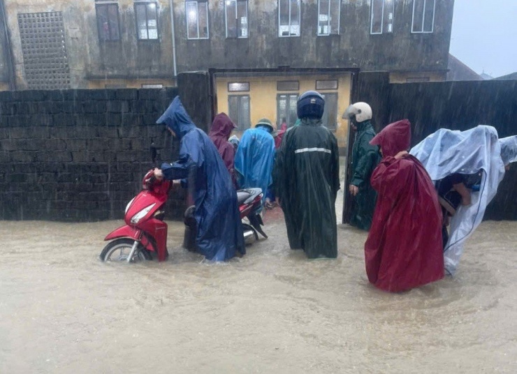 Mưa lớn, ngập sâu, phụ huynh dùng thuyền thúng, xe tải đến trường đón con - 6