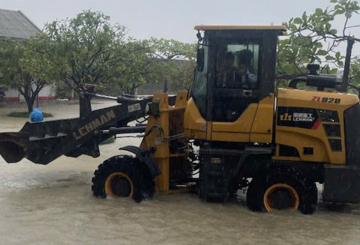 Mưa lớn, ngập sâu, phụ huynh dùng thuyền thúng, xe tải đến trường đón con - 10