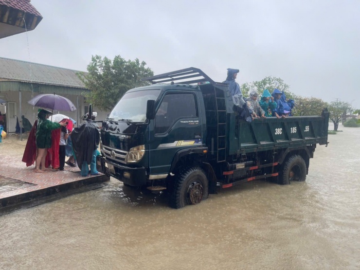 Mưa lớn, ngập sâu, phụ huynh dùng thuyền thúng, xe tải đến trường đón con - 9