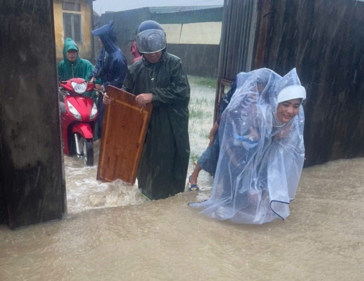 Trước diễn biến mưa lớn, tại Trường Tiểu học Kỳ Thịnh 1 nước cũng đã ngập vào sân trường.