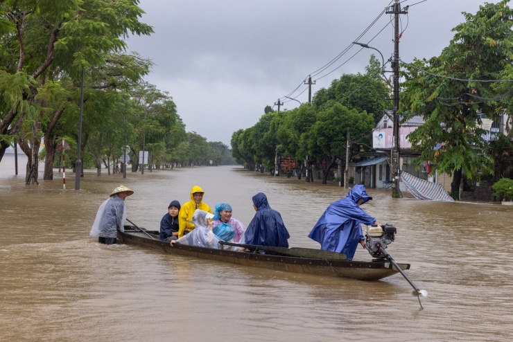 Toàn TP Huế có hơn 44.500 ngôi nhà bị ngập, nhiều tuyến đường nội đô bị chia cắt, giao thông gần như tê liệt trong hai ngày cao điểm 27 và 28/10. 