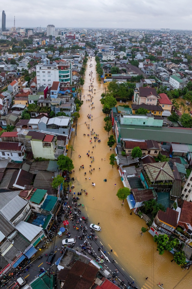 Cảnh tượng 'xứ Huế thơ mộng' giữa bốn bề biển nước nhìn từ trên cao - 18