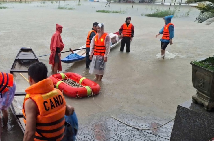 Công an xã Quảng Điền triển khai lực lượng ứng cứu đoàn cứu trợ gặp nạn. Ảnh CACC