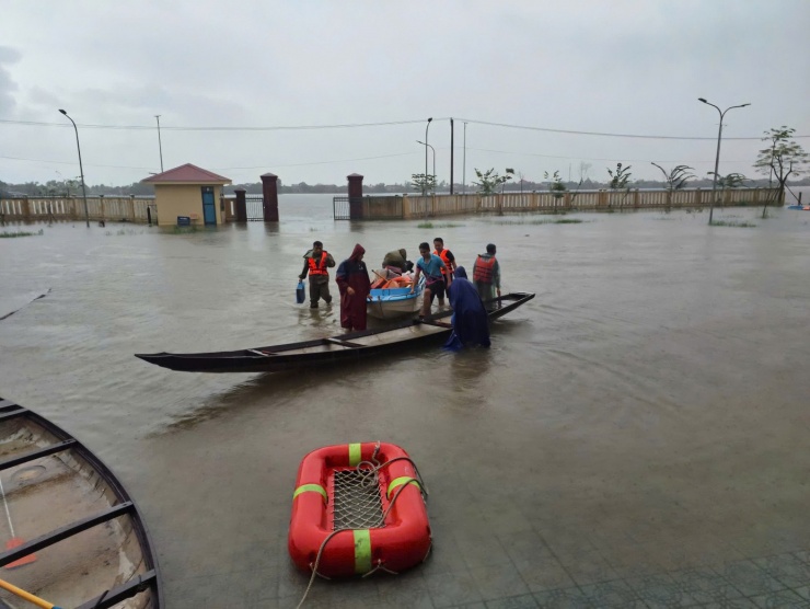 Đưa đoàn cứu trợ gặp nạn cùng hàng hóa đến nơi an toàn. Ảnh CACC