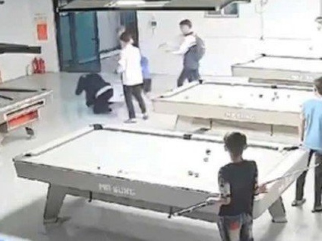 VIDEO: Nam sinh bị nhóm bạn dùng gậy bida đánh tới tấp phải nhập viện cấp cứu