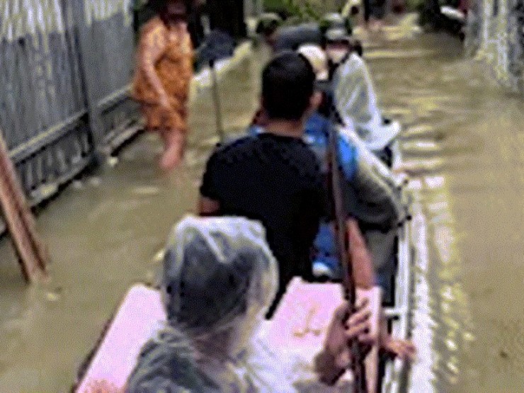 Chủ homestay ở Huế bất lực trước cảnh 'chưa từng thấy trong đời'