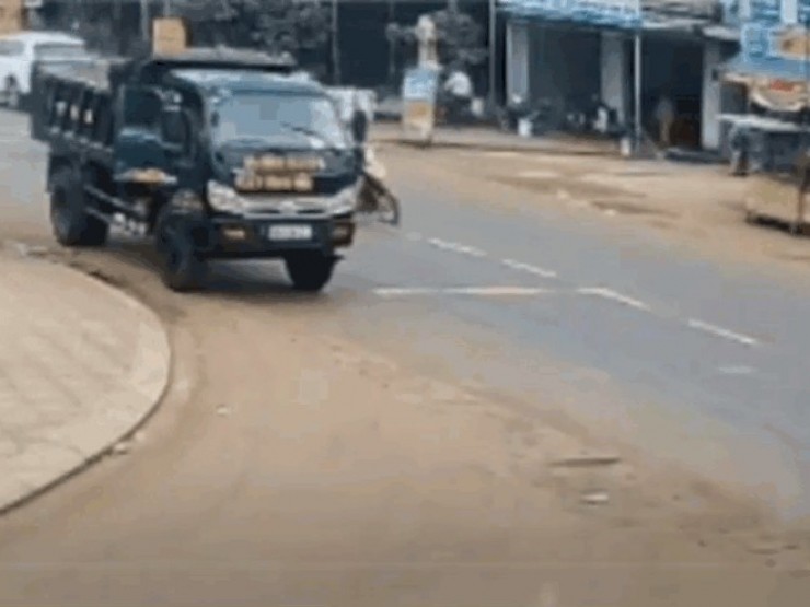 CLIP: Truy tìm tài xế ô tô tông 2 người thương vong rồi bỏ chạy