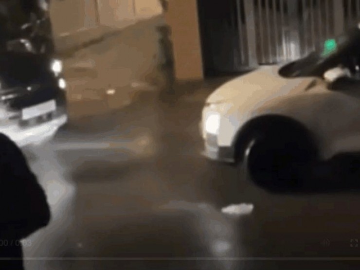 Tạm giữ tài xế xe Ford Ranger tông taxi và hành hung người dân