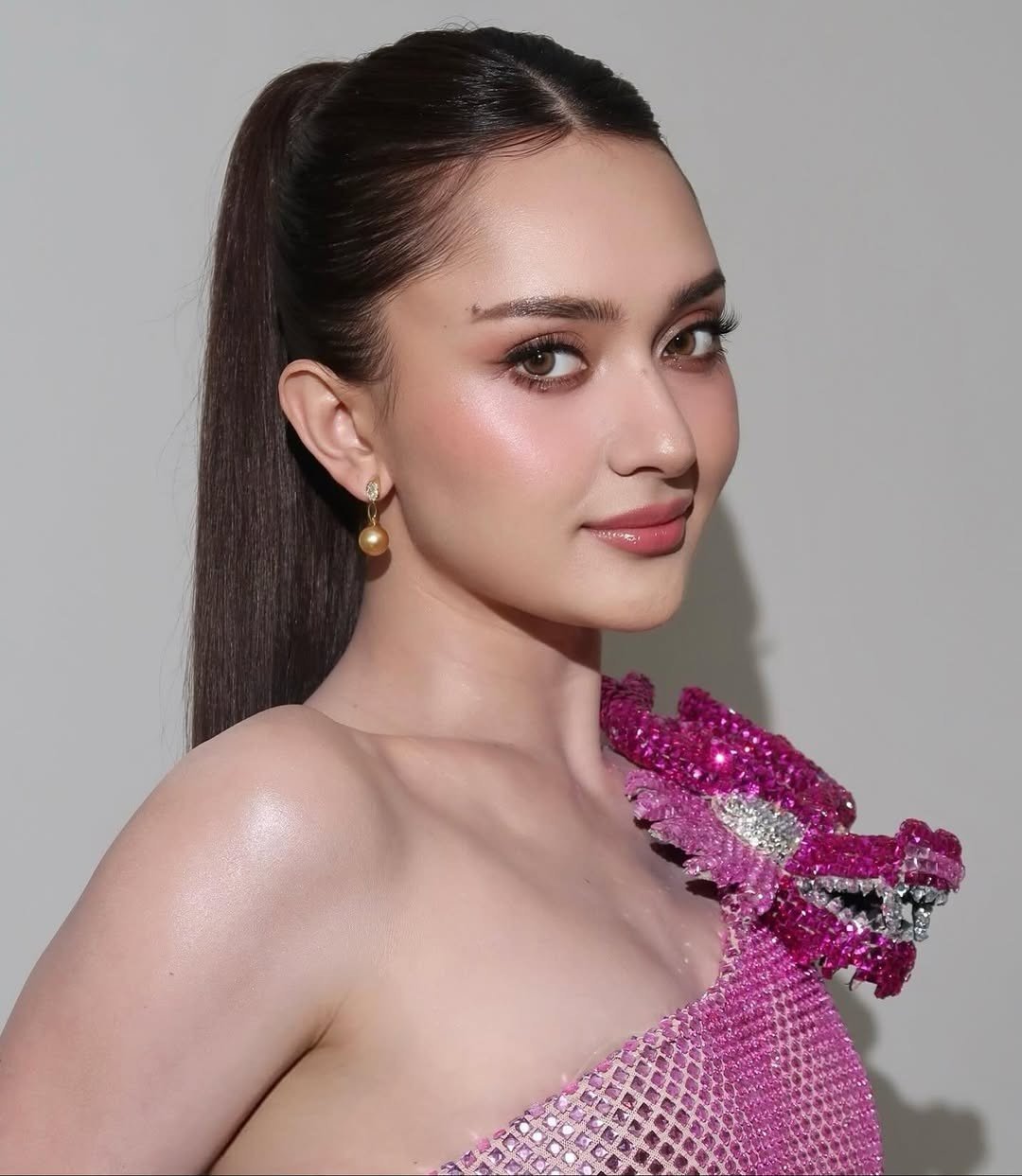 Ahtisa Manalo bị chê bai về phong cách ăn mặc, ứng xử.