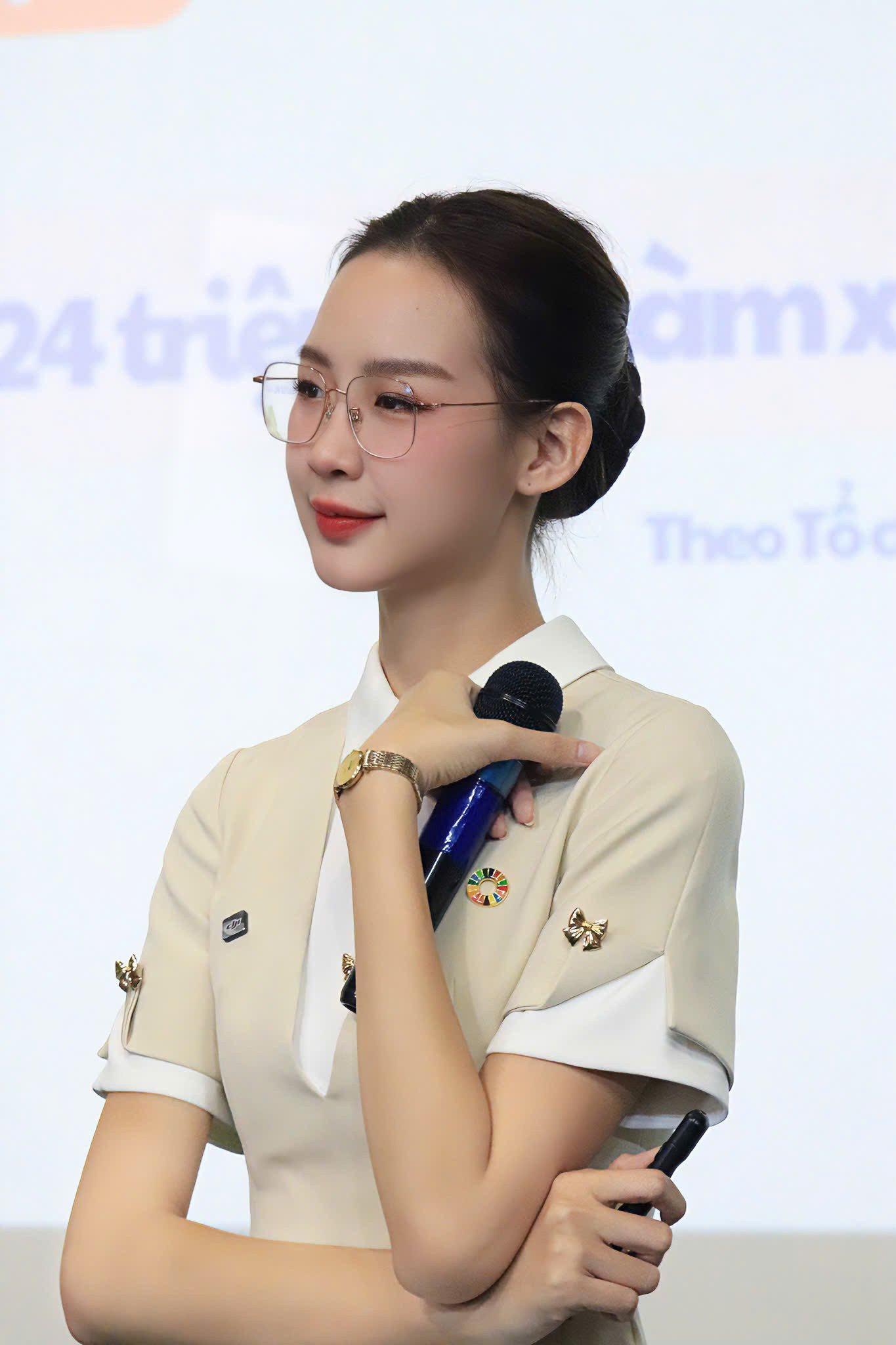 Cô gây ấn tượng với cộng đồng fan sắc đẹp không chỉ về nhan sắc còn là học vấn và hành trình sống đẹp truyền cảm hứng.