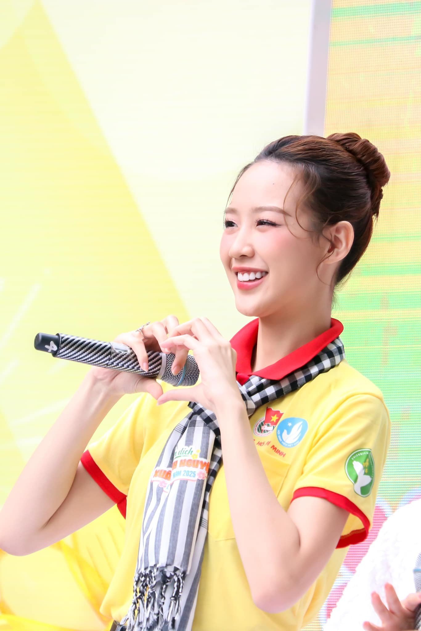 Cô gây ấn tượng với cộng đồng fan sắc đẹp không chỉ về nhan sắc còn là học vấn và hành trình sống đẹp truyền cảm hứng.