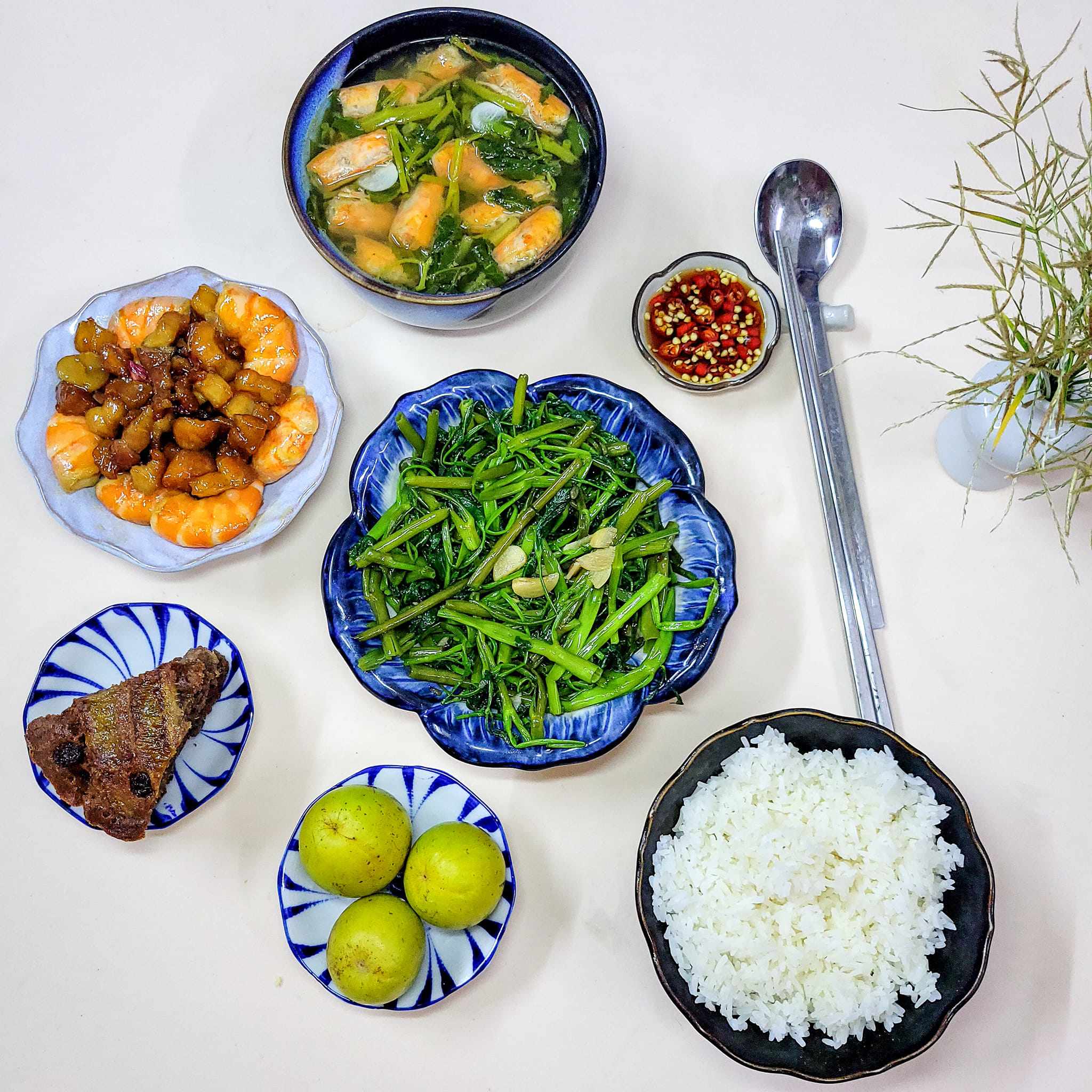 Tôm rim thịt ba rọi - Rau muống xào tỏi - Canh rau muống đầu tôm - Bánh chuối nướng